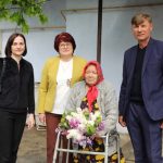 З нагоди Дня пам’яті та перемоги над нацизмом у другій світовій війні, Клавдію Іванівну Іванову, мешканку села Мирне, ветерана – жертву нацистських переслідувань, відвідали секретар Біляївської міської ради Людмила Борисенко, заступник міського голови Олена Кравченко та староста села Володимир Осадчий.