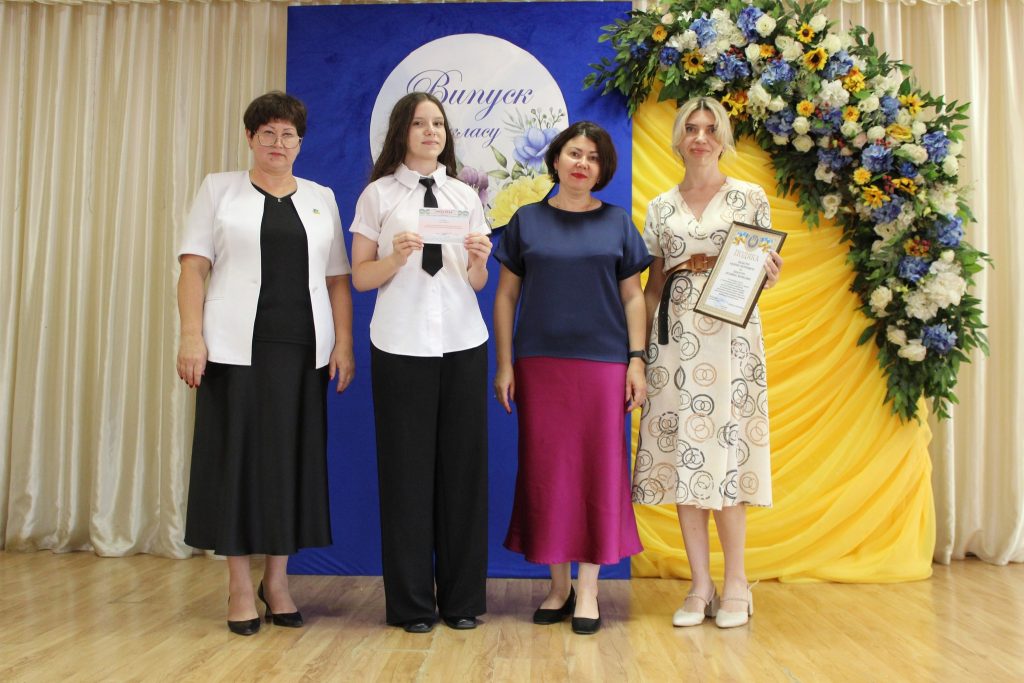 Гамірно та урочисто було вчора в Біляївському ліцеї №1 імені Володимира Івановича Калмика, адже тут сьогодні відбулось вручення свідоцтв про базову середню освіту.