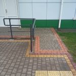 В Біляївському ліцеї №2 та в Граденицькій гімназії обладнано пандуси відповідно до вимог безбарʼєрності.