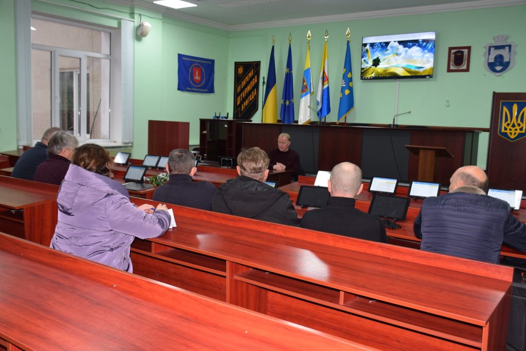 Очільник Біляївської громади Михайло Бухтіяров провів робочу нараду щодо готовності до ліквідації наслідків негоди, про яку попереджають синоптики.