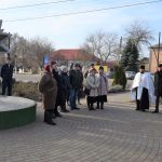 В селі Мирне Біляївської громади біля пам’ятника “Захисникам України” відбувся захід-реквієм, присвячений 10-й річниці початку російсько-української війни та 2-й річниці повномасштабного вторгнення рф в Україну.